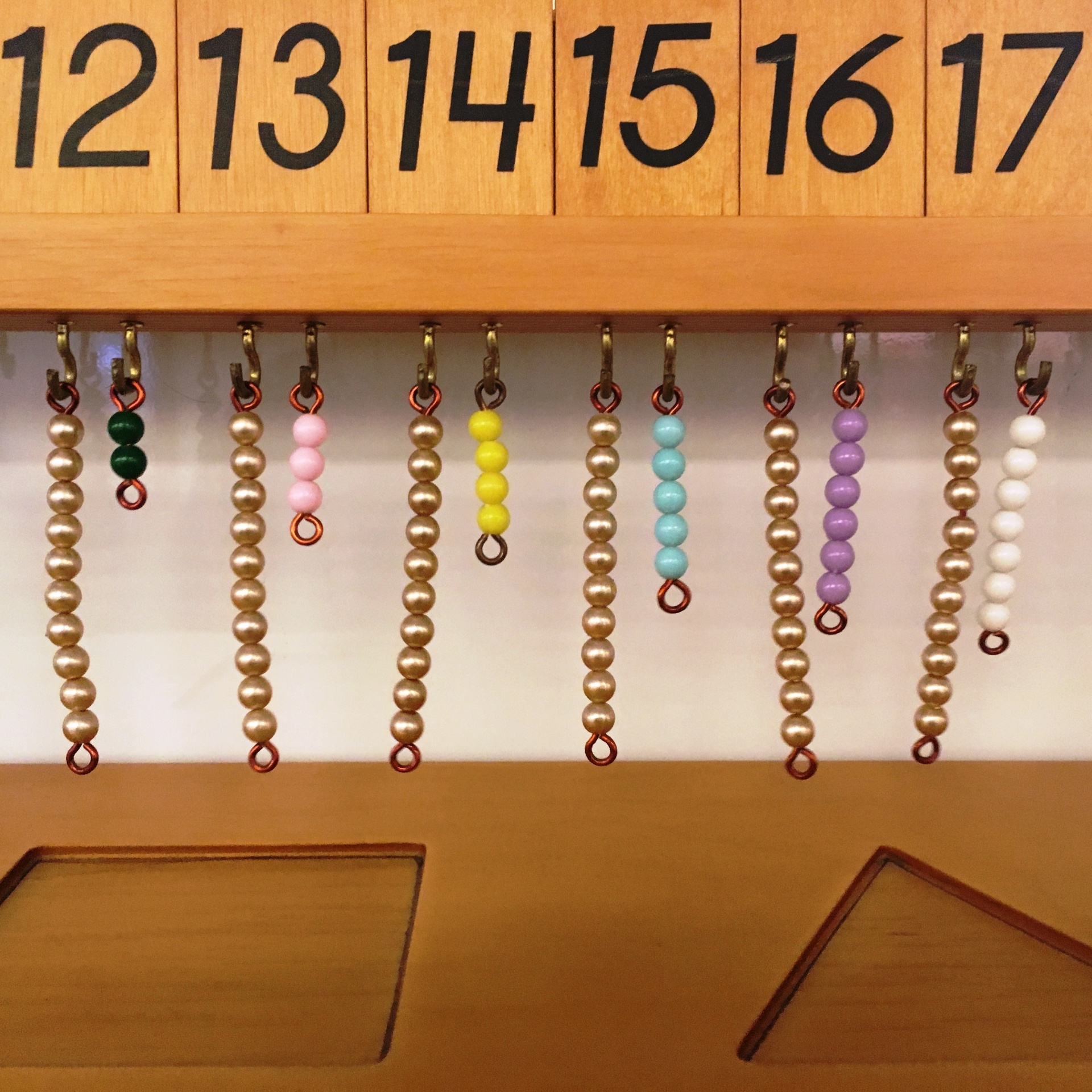 Goldene und farbige Montessori-Perlenketten zu Zahlen